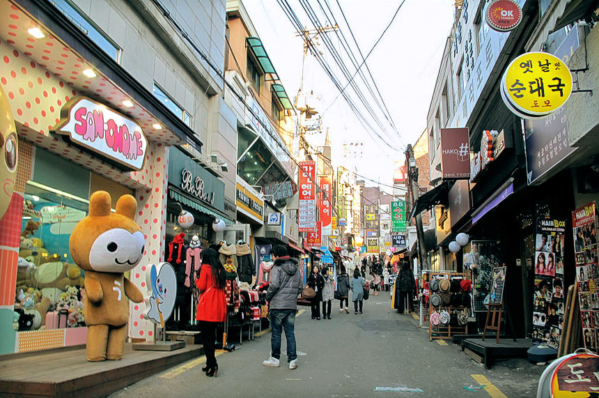 ewha-womans-university-shopping-street-cheap-shopping-place-travelvui